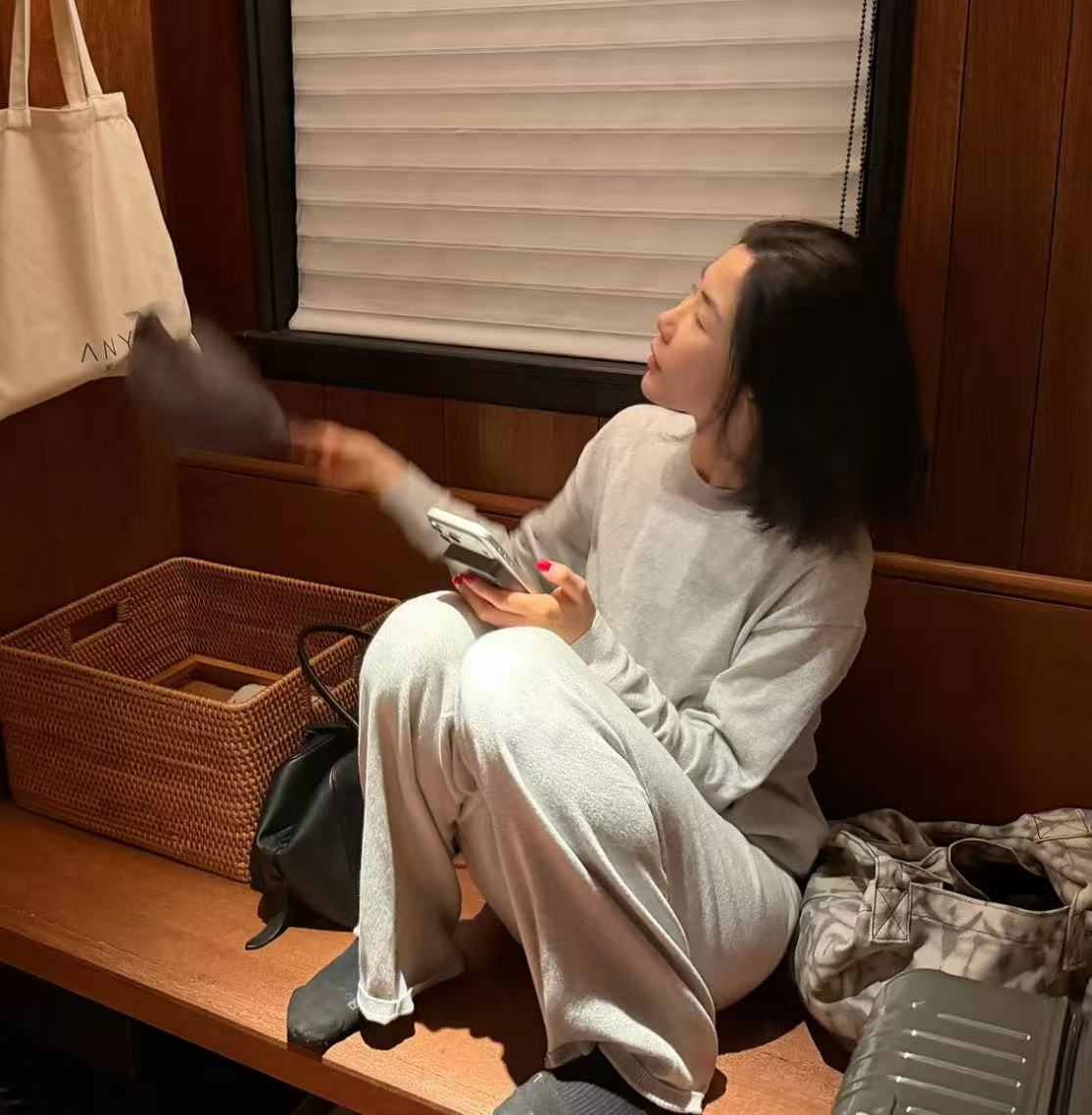 ROMI STUDIO“格雷系列”羊绒混纺糯滑落肩宽松套头毛织 RWDSSD1836