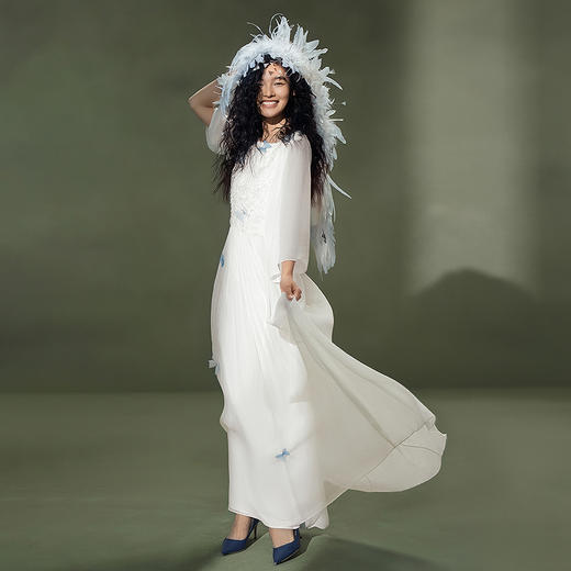 【林栖设计小店】蝴蝶钉花|手工摇花米白色优雅宽松2026夏新款长袖连衣裙 商品图4