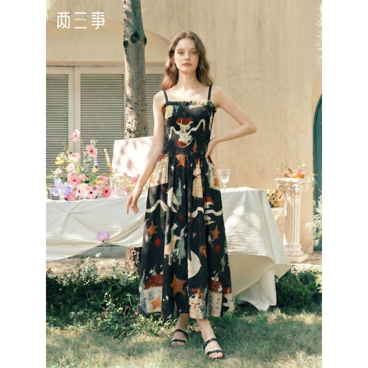 两三事 梦游仙境 2026夏季新款复古艺术风印花吊带裙连衣裙 商品图0