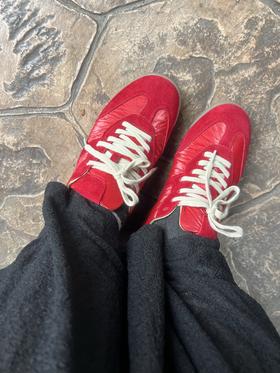 【红色德训鞋 】透气不闷脚！正码正拍，二层皮垫软底女鞋时尚拼接休闲鞋，一周发货，鞋面材质：贴皮➕植绒 内里材质：爽肤皮（PU） 鞋垫：二层皮垫