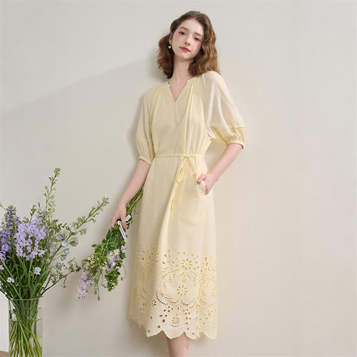 气质镂空灯笼袖连衣裙女夏季度假风V领显瘦通勤宽松长裙LXD50960 商品图0
