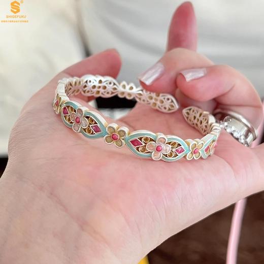 【香港周六福黄金钻石首饰】繁绮镂花珐琅春枝K银手镯 商品图3