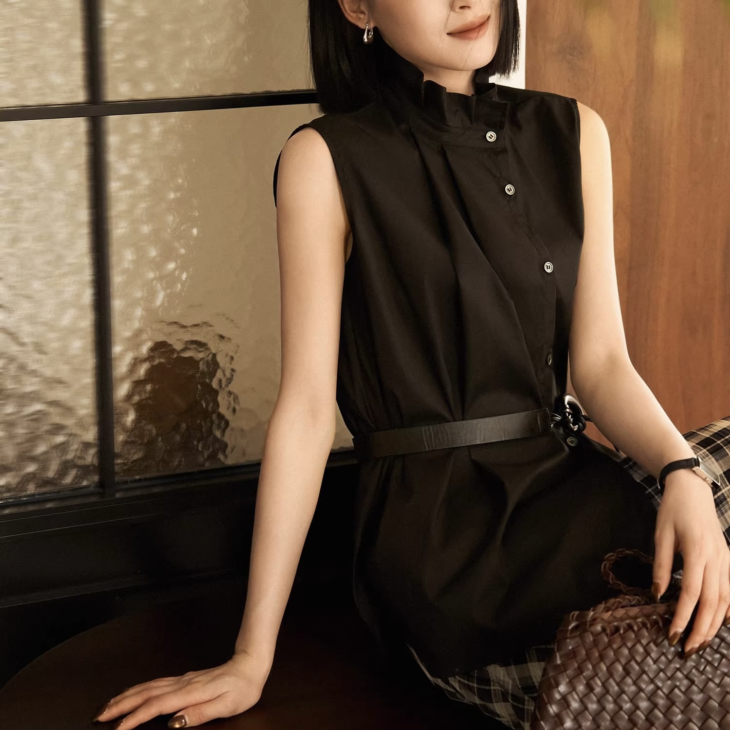 卷卷紫复古宫廷风荷叶领无袖衬衣 面料顺滑柔软透气 宽松无袖设计显瘦舒适 温柔俏皮荷叶领增添设计感 单穿叠穿都出色