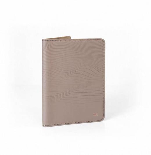 【订单实付低于299元，不发货】MONOCOZZI - LUCID Refined系列 帶RFID保護的環保皮革超薄護照套 (大象灰)男  4895199111462-F . 商品图0