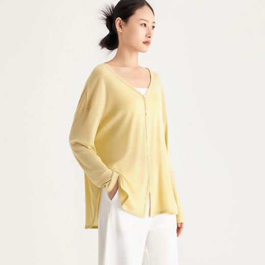 Mylyis 女天蚕棉V领长袖弧形底边开衫S33313 经典V领，不挑脸型，时尚百搭，走线密实，牢固耐穿 商品图3
