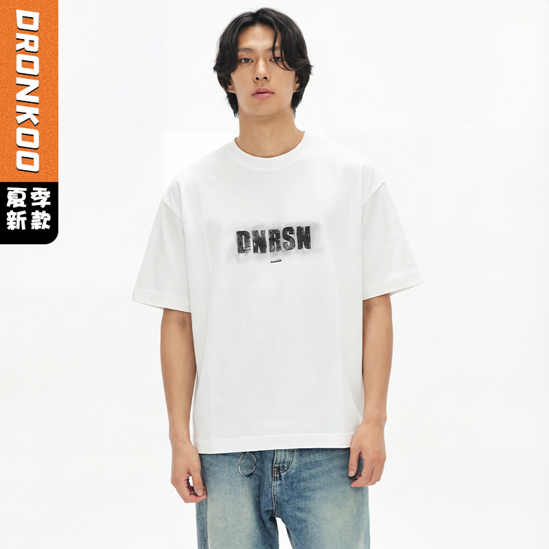 DRONKOO 圆领前DNRSH金属标后幅多排字母微阔短袖T恤