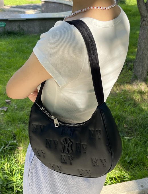 优选 | MLB男女印刻老花腋下包 黑色/奶油色 21.5*6.5*17（cm) 商品图3