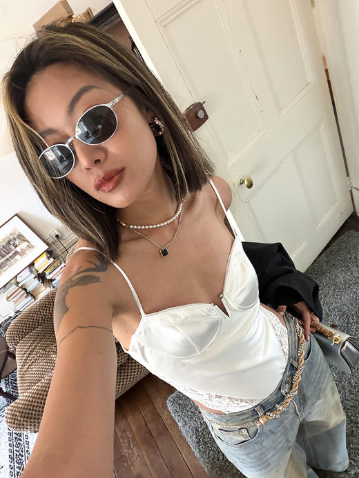 TR她热 冷感辣妹 白色缎面拼接蕾丝修身性感显瘦小V领连体衣上衣 预售 商品图2