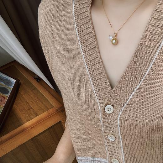 一葫福禄，一珠珠光 
7-8mm Akoya正圆 微微瑕，9-10mm金珠有天然生长痕迹，每一处都是时光给的温柔落款，把福气稳稳戴在身上 商品图4