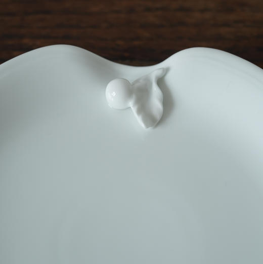 日本浮雕樱桃白瓷盘 商品图1