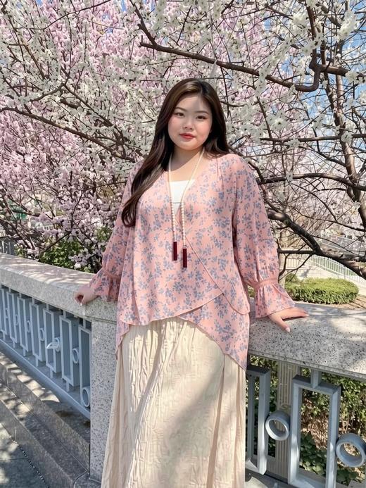 【群内福利】碎花上衣~明媚印象， 朵朵精巧的蓝梅小碎花 挨挨挤挤，盛放成海，释放馥郁迷人的夏日香气 商品图11