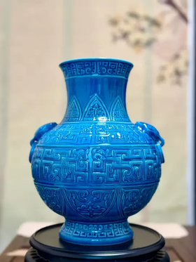 孔雀绿雕刻双耳瓶