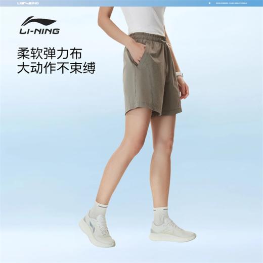 李宁女子冰感舒适吸湿排汗宽松健身系列运动短裤AKSW130 商品图1
