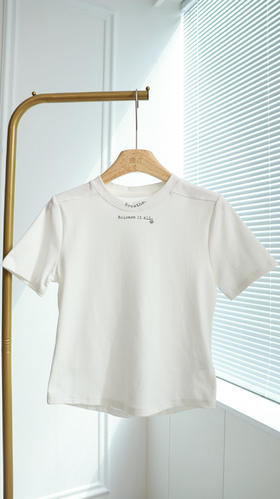 亦白|领口字母设计感T恤