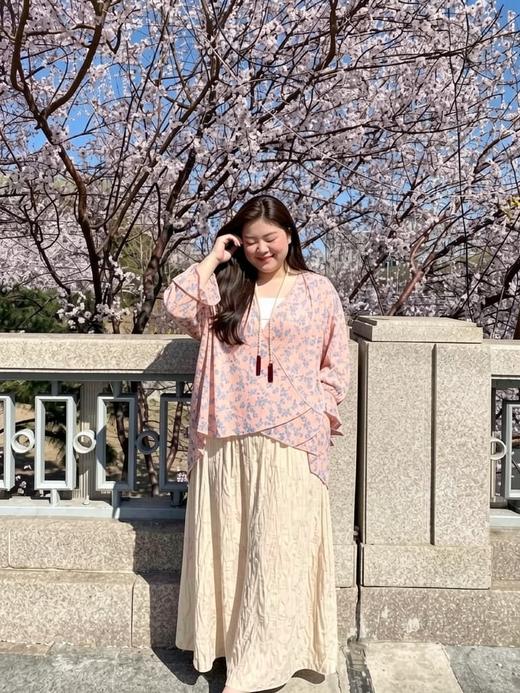 【群内福利】碎花上衣~明媚印象， 朵朵精巧的蓝梅小碎花 挨挨挤挤，盛放成海，释放馥郁迷人的夏日香气 商品图12