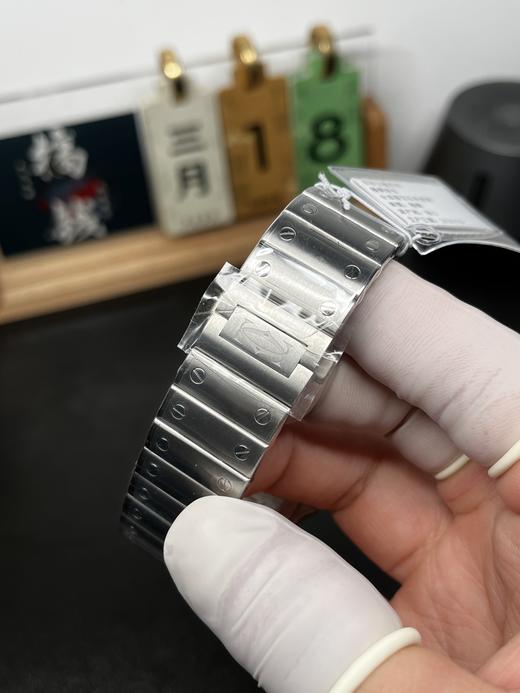 AF顶配版➕2892机芯版本❕❕卡地亚山度士腕表，成熟魅力之典范
【表壳】尺寸47.5X39.8MM精钢表壳，延续经典方形设计，利落直线替代圆润线条，更是打破了圆形表盘的传统。其中所蕴含的永不妥协匠心 商品图2