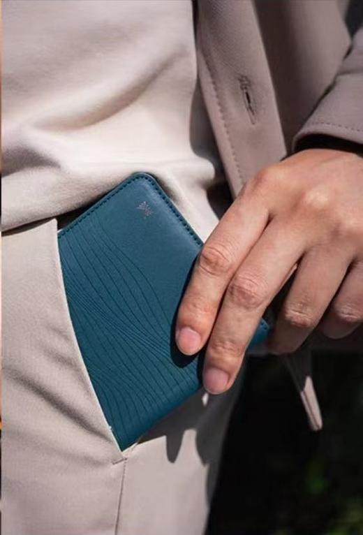 【订单实付低于299元，不发货】MONOCOZZI - LUCID Refined系列 帶RFID保護的環保皮革超薄護照套 (午夜藍)男  4895199111455-F . 商品图1