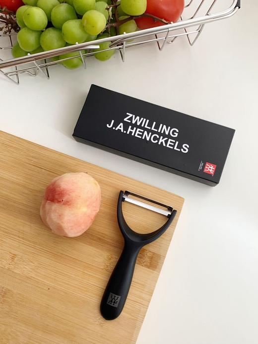 【双立人｜瓜果削皮刀】  🍐🍎🥒 别看它不太起眼只要你不把它弄丢 一把削皮刀可以用个一辈子 商品图7
