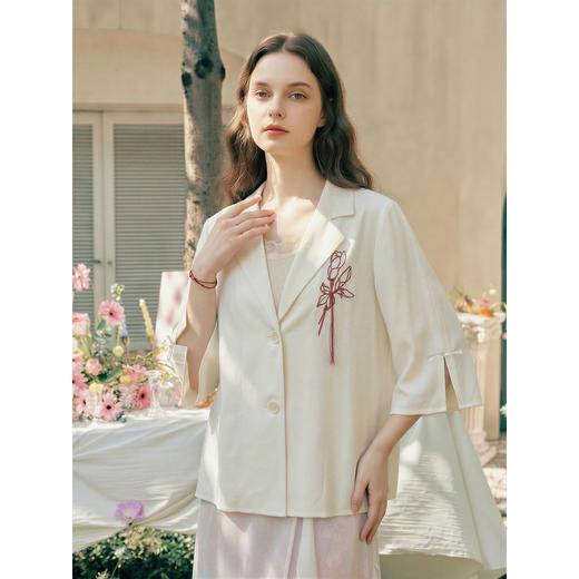 两三事梵高文艺浮尘对白2026夏季新款简约绣花毛边装饰西装外套女 商品图2