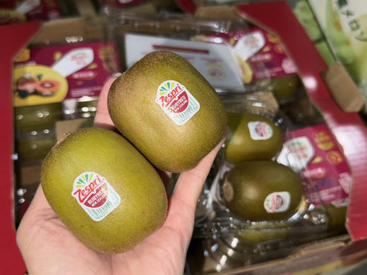 佳沛红心猕猴桃4个装一款自带莓果香气的奇异果
季节限定款红心属于精品中的精品，切开是通红的果肉 颜值爆表，相比金果味道更浓郁，甜度高[强][烟花][烟花][烟花] 商品图3