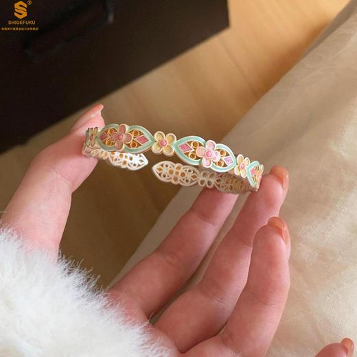 【香港周六福黄金钻石首饰】繁绮镂花珐琅春枝K银手镯 商品图2