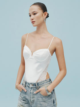 TR她热 冷感辣妹 白色缎面拼接蕾丝修身性感显瘦小V领连体衣上衣 预售