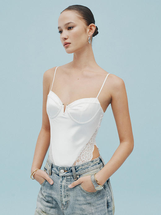 TR她热 冷感辣妹 白色缎面拼接蕾丝修身性感显瘦小V领连体衣上衣 预售 商品图0