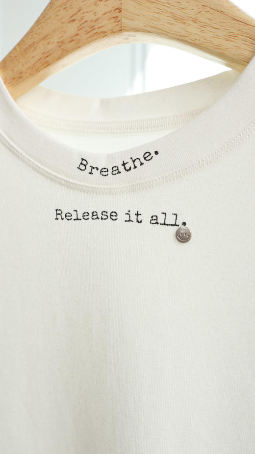 亦白|领口字母设计感T恤 商品图1