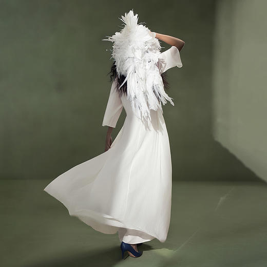 【林栖设计小店】蝴蝶钉花|手工摇花米白色优雅宽松2026夏新款长袖连衣裙 商品图3