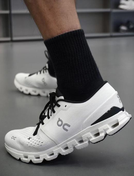 重磅来啦   On通勤 健身b备𝐜𝐥𝐨𝐮𝐝 𝐱𝟒综训跑鞋 男女同款！ 商品图9