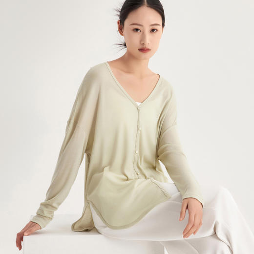 Mylyis 女天蚕棉V领长袖弧形底边开衫S33313 经典V领，不挑脸型，时尚百搭，走线密实，牢固耐穿 商品图1