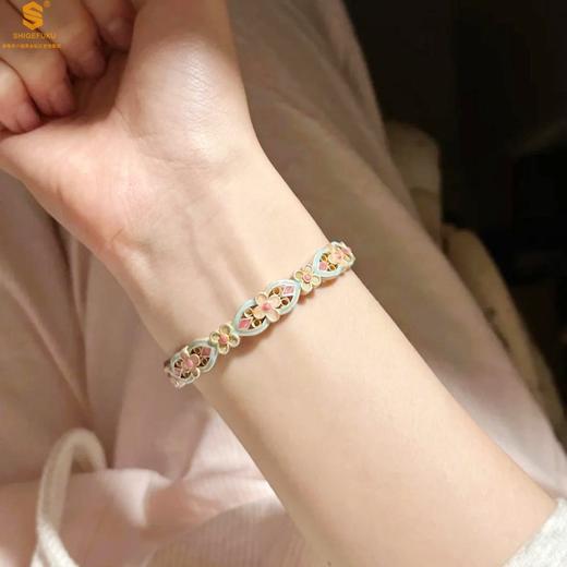 【香港周六福黄金钻石首饰】繁绮镂花珐琅春枝K银手镯 商品图4