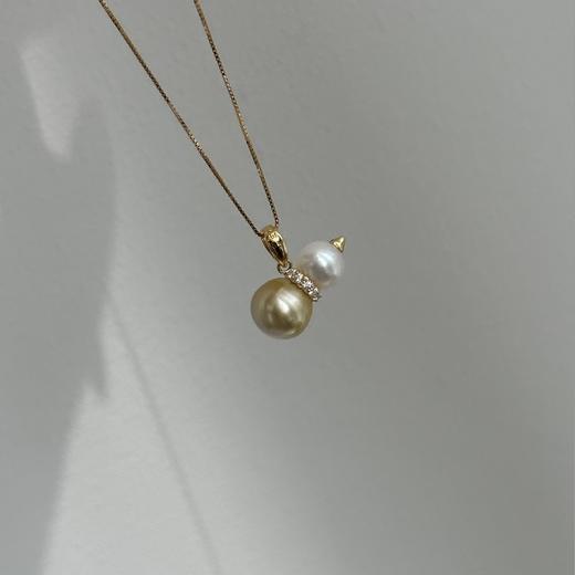 一葫福禄，一珠珠光 
7-8mm Akoya正圆 微微瑕，9-10mm金珠有天然生长痕迹，每一处都是时光给的温柔落款，把福气稳稳戴在身上 商品图2