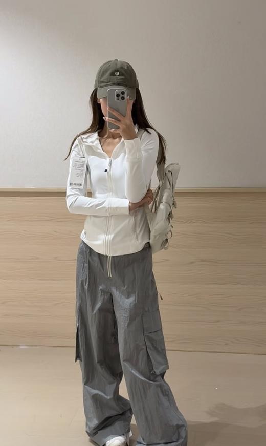 露露乐蒙 Lightweight 系列 SS24 Woven 纯色轻盈版高腰阔腿工装裤 商品图4