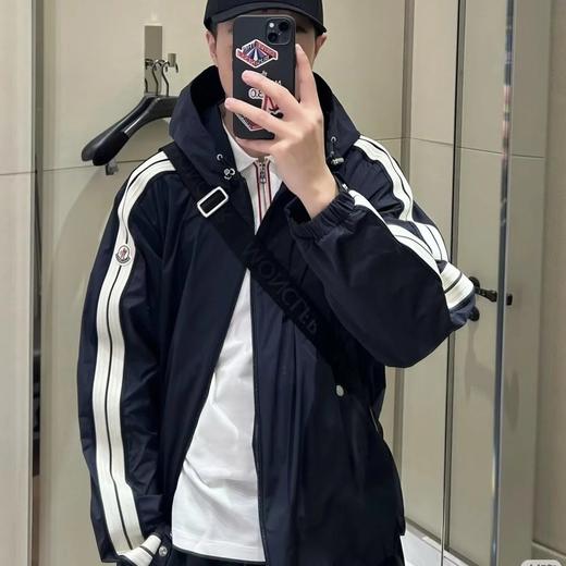 家属福利    重磅渠道  M男士夹克  蒙k织带连帽风衣夹克  撞色织带防风拉链夹克 商品图0