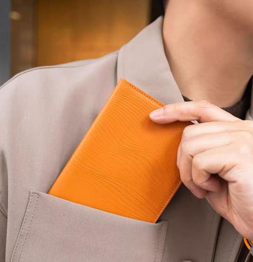 【订单实付低于299元，不发货】MONOCOZZI - LUCID Refined系列 帶RFID保護的環保皮革超薄護照套 (棕褐色)男  4895199111479-F . 商品图2