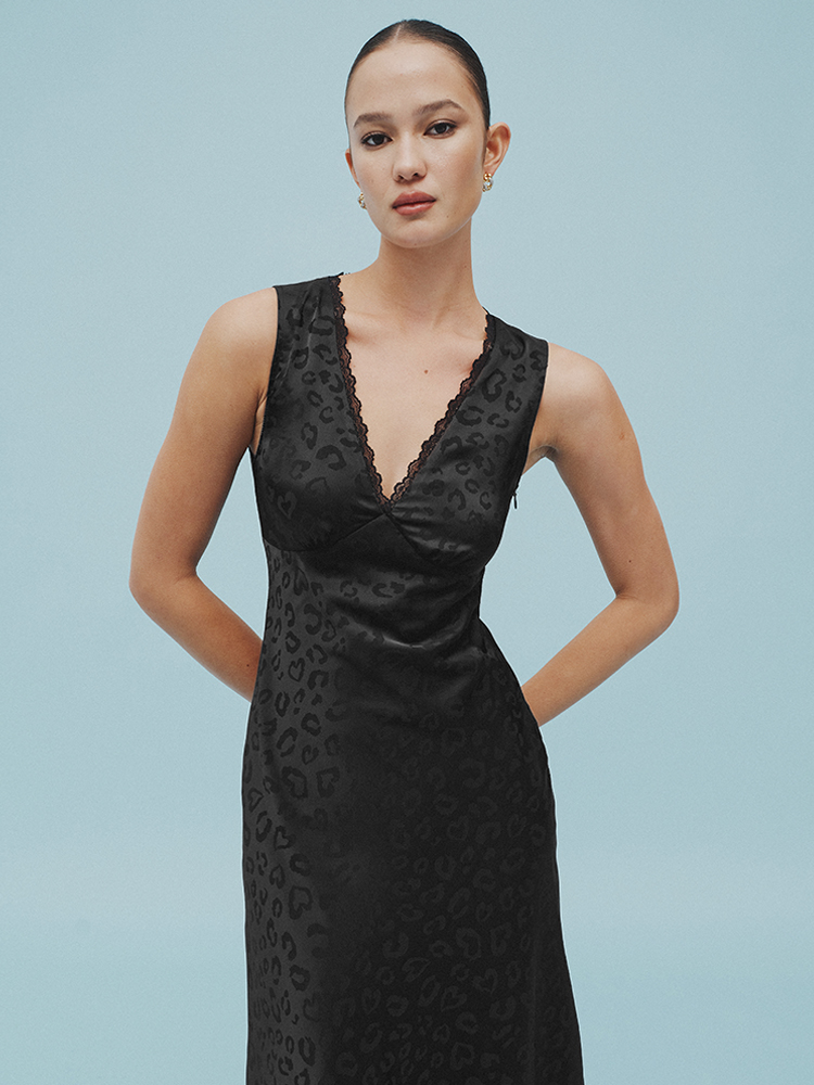 TR她热 优雅黑豹 黑色豹纹暗纹缎面花边斜裁法式V领修身背心连衣裙