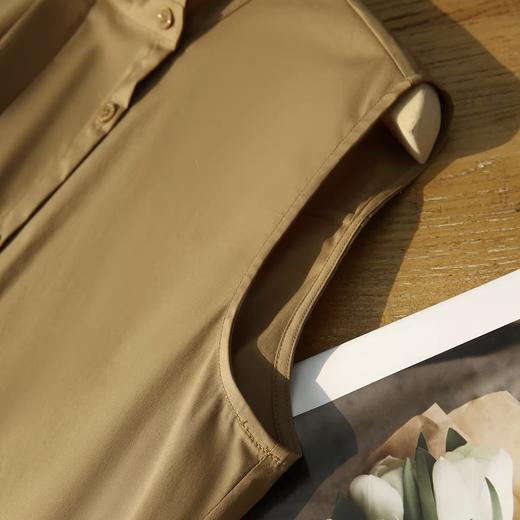 卷卷紫复古宫廷风荷叶领无袖衬衣 面料顺滑柔软透气 宽松无袖设计显瘦舒适 温柔俏皮荷叶领增添设计感 单穿叠穿都出色 商品图9