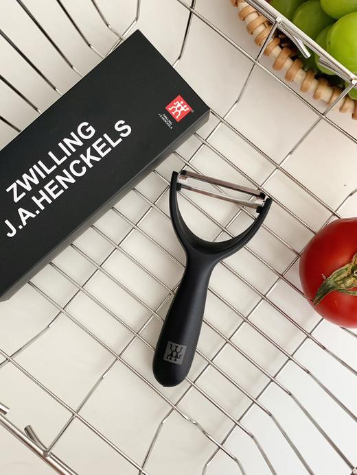 【双立人｜瓜果削皮刀】  🍐🍎🥒 别看它不太起眼只要你不把它弄丢 一把削皮刀可以用个一辈子 商品图2