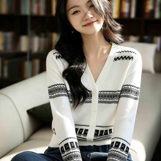 游牧衣橱~15真丝+85羊毛V领复古提花开衫女撞色休闲毛衣外套 商品图0