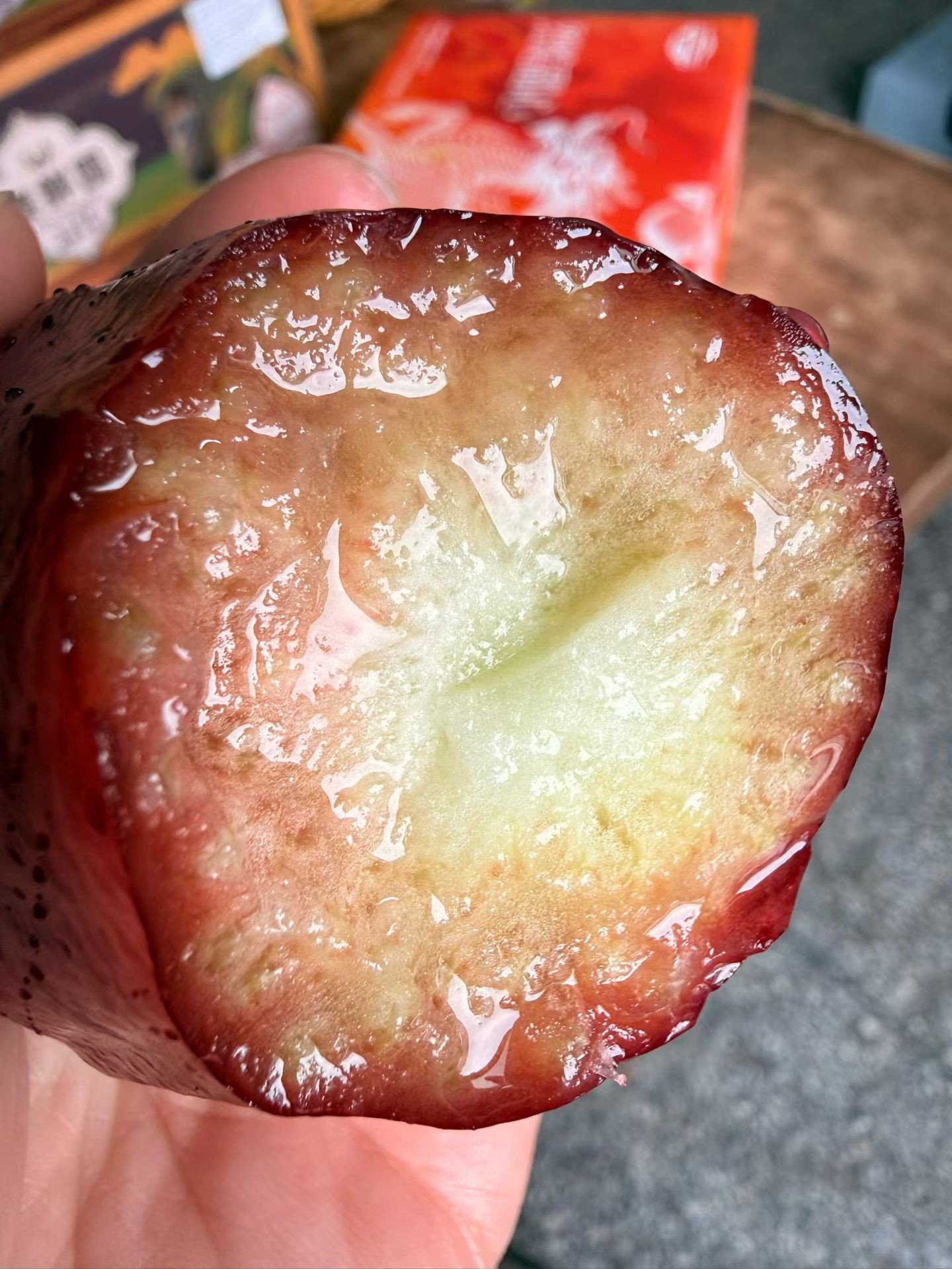 黑金刚莲雾！几乎没有棉芯！自带糖心，嫩，脆，甜，超多汁。春天首选水果，降脂啊！皮薄拿取小心别留指甲印