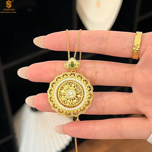 【香港周六福黄金钻石首饰】K金点钻花丝如意可旋转八宝罗盘吊坠（附赠手编皮绳） 商品图2