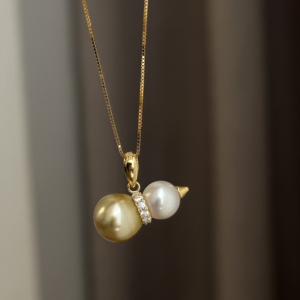 一葫福禄，一珠珠光 
7-8mm Akoya正圆 微微瑕，9-10mm金珠有天然生长痕迹，每一处都是时光给的温柔落款，把福气稳稳戴在身上