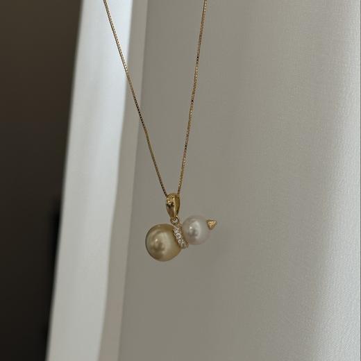 一葫福禄，一珠珠光 
7-8mm Akoya正圆 微微瑕，9-10mm金珠有天然生长痕迹，每一处都是时光给的温柔落款，把福气稳稳戴在身上 商品图1