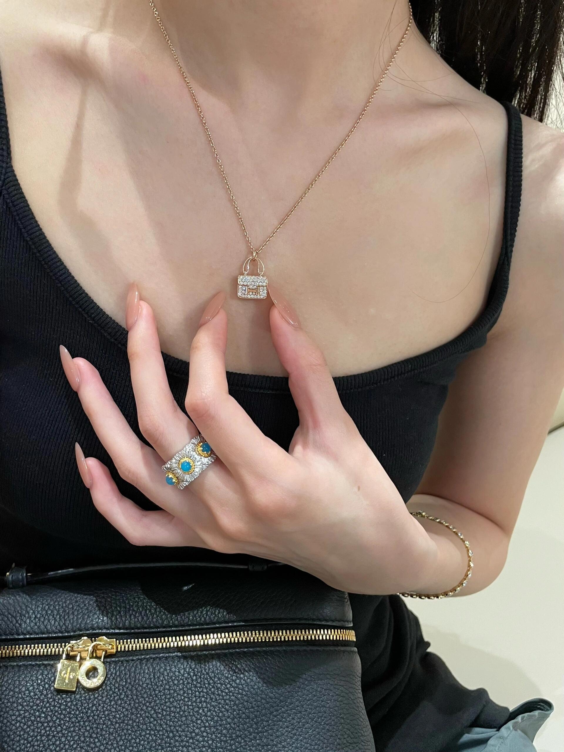 V金版【Z品定制级 1:1钢印 】Hermes爱马仕康康包项链 各大明星同款的爱马仕包包项链 一眼爱上毫无抵抗力 完美珠宝工艺 奢华满钻真的爆闪！！！ 富家千金即视感！玫瑰金配色、女人味十足！超显白！