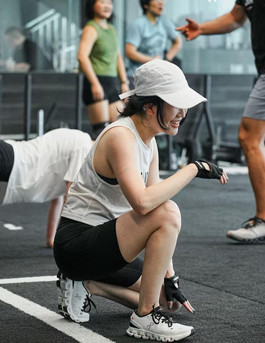 重磅来啦   On通勤 健身b备𝐜𝐥𝐨𝐮𝐝 𝐱𝟒综训跑鞋 男女同款！ 商品图8