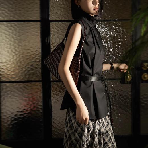 卷卷紫复古宫廷风荷叶领无袖衬衣 面料顺滑柔软透气 宽松无袖设计显瘦舒适 温柔俏皮荷叶领增添设计感 单穿叠穿都出色 商品图1