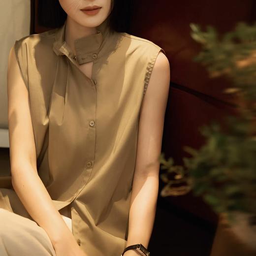 卷卷紫复古宫廷风荷叶领无袖衬衣 面料顺滑柔软透气 宽松无袖设计显瘦舒适 温柔俏皮荷叶领增添设计感 单穿叠穿都出色 商品图3