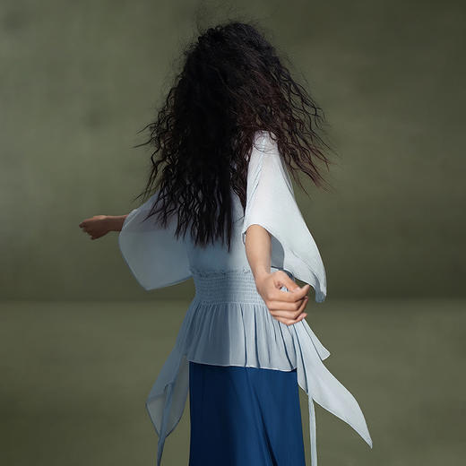 【林栖设计小店】御风轻舞|优雅多色不规则飞片2026夏新款修身衬衣两件套 商品图9