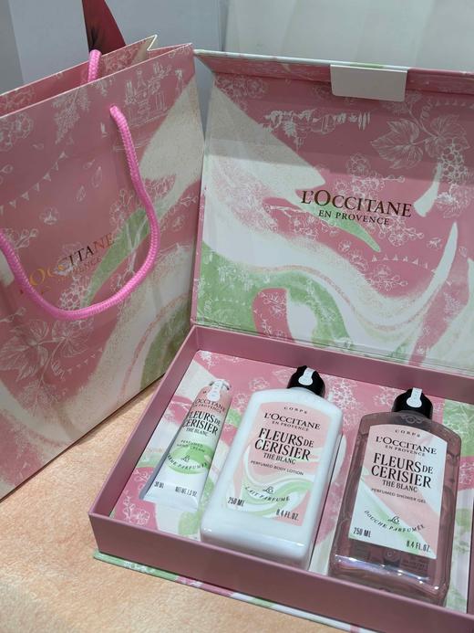 【限时特惠 赠礼盒礼袋】欧舒丹白茶樱花三件套新版（沐浴露250ml+身体乳250ml+护手霜30g）有效期至2028年12月 商品图2